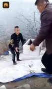 长春男子买数十箱小龙虾放生 大部分被村民捡走